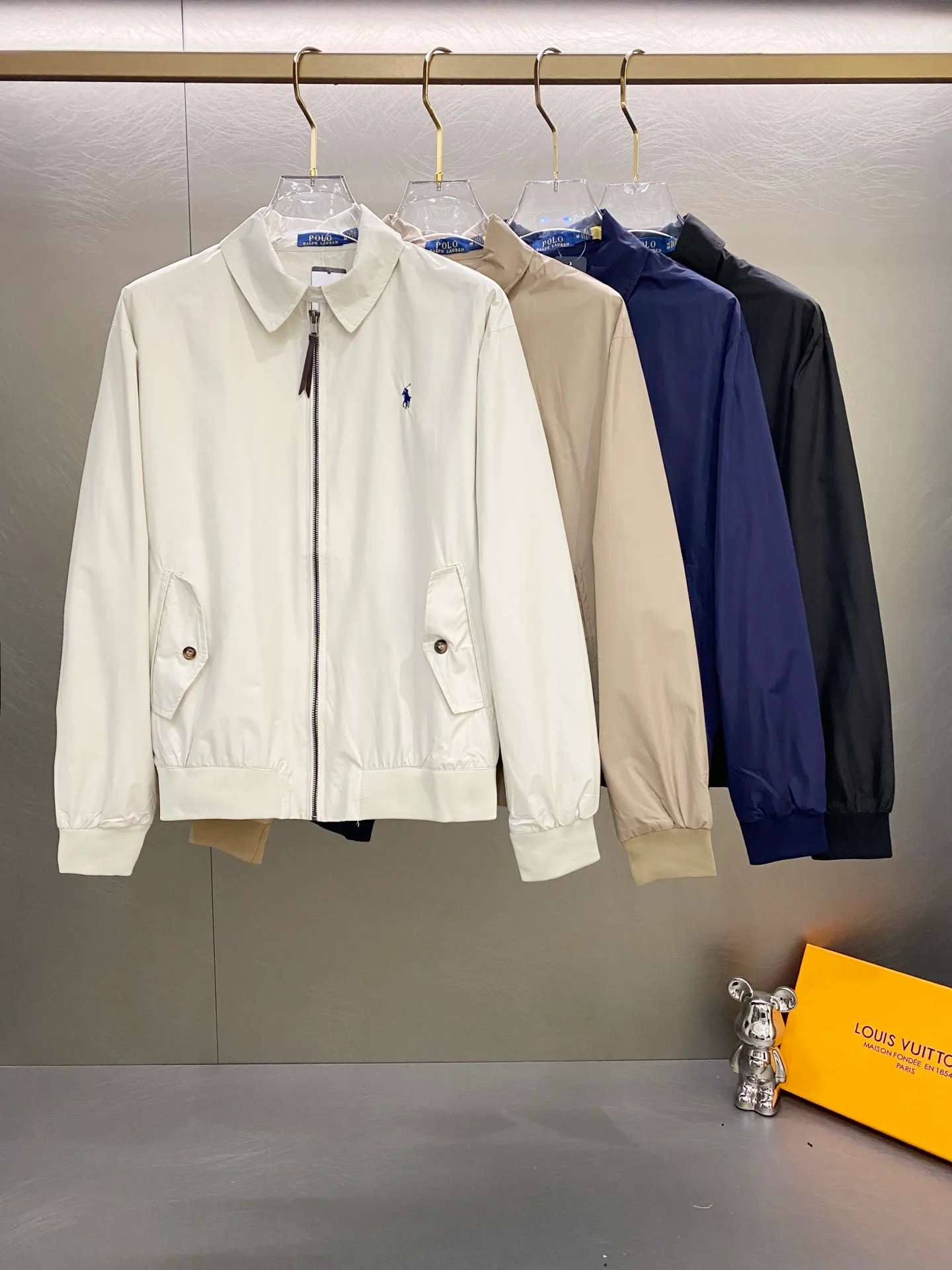 P310 Ralph Lauren Ralph Lauren polo official website celebrity unisex men's old money style veteran stand-up collar workwear Harrington waterproof jacket. Ralph has gone crazy this year. Tops worn by major Internet celebrities [original replica, top version] A must-have item for the new spring and autumn. It never goes out of style. I didn't expect that old money style is also a must when it comes to outdoor. Travel/outdoor/business, perfect for various scenes. Available in three colors, double-layered fabric, each color matches well, is lightweight, and has knitted threads at the cuffs and hem. Double layer fabric, warm and comfortable. The fabric has a double-layer shin feel and is full of weight! It's not as heavy as a regular jacket, and the ordinary cotton material feels really different. This one is super comfortable, feels soft and stylish, and has a retro movie fashion feel! The fit is loose but not baggy. The size is just right and not too picky. The dropped shoulder design modifies the shoulder shape without making it look bulky. This silhouette is a style that will never go out of style after being worn for a long time. The upper body is also very durable and recognizable. The loose and reasonable fit can be worn by both men and women, making it easy to create a clean and refreshing youthful look. The embroidery on the chest is all German Oman embroidery fiber with original data. The embroidery technology is very particular about using Japanese Tajima machines to ensure the embroidery is exquisite and three-dimensional. Which is what I said is different from the ones on the market. The workmanship is a loose version and can be used by boys and girls!! Color: Khaki Navy Blue Black Off-White Size: S M L XL Length: 68/70/72/74 Bust: 122/126/130/134 Shoulder width: 53/54/55/56 Sleeve length: 65/66/67/68